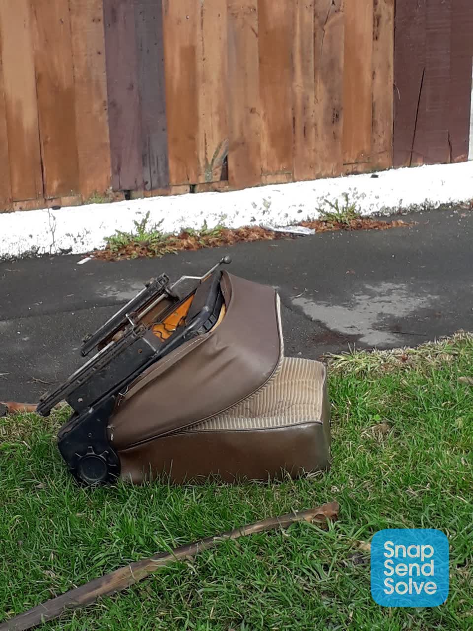 The photograph attached to this dumped rubbish report