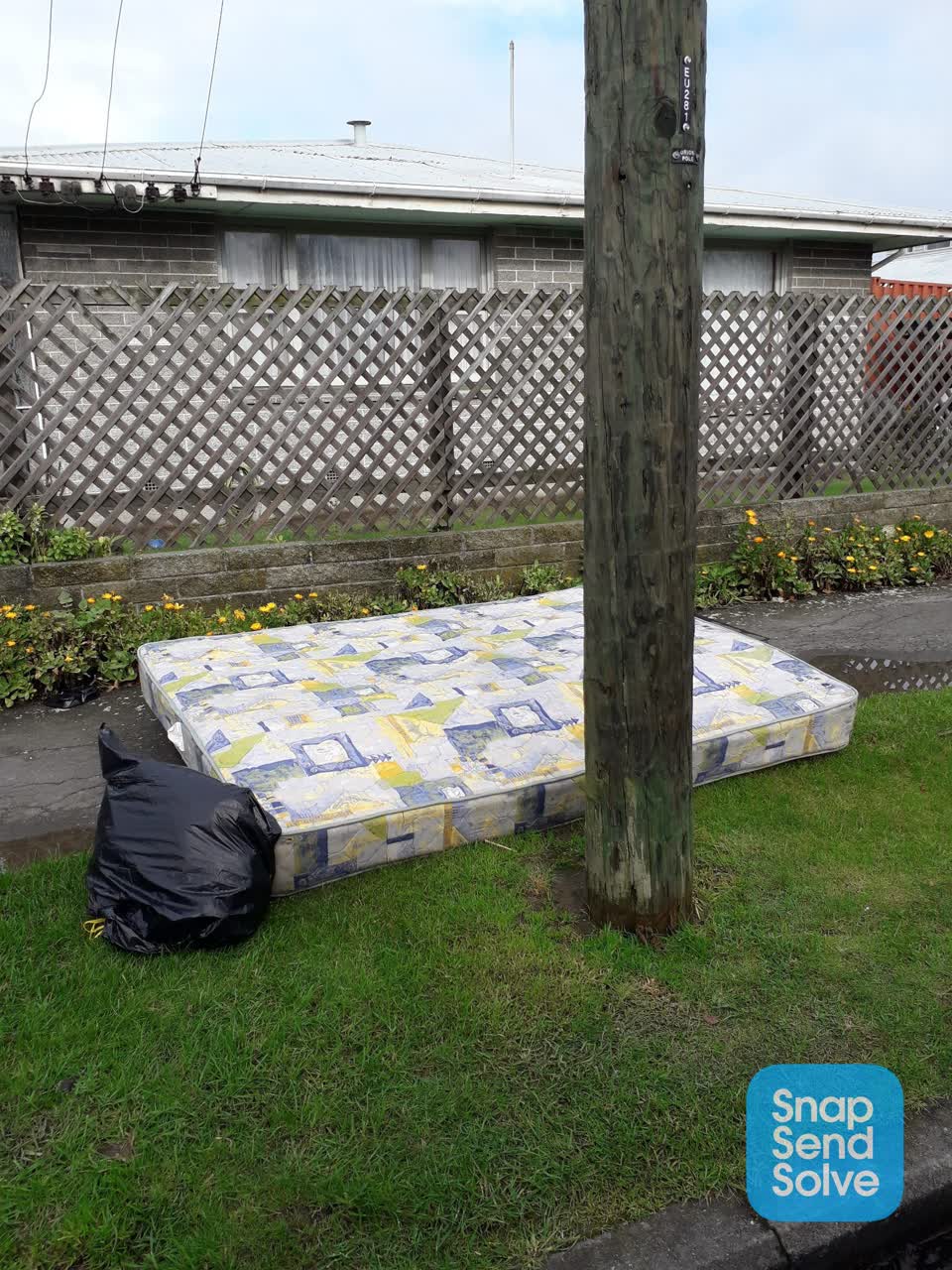The photograph attached to this dumped rubbish report