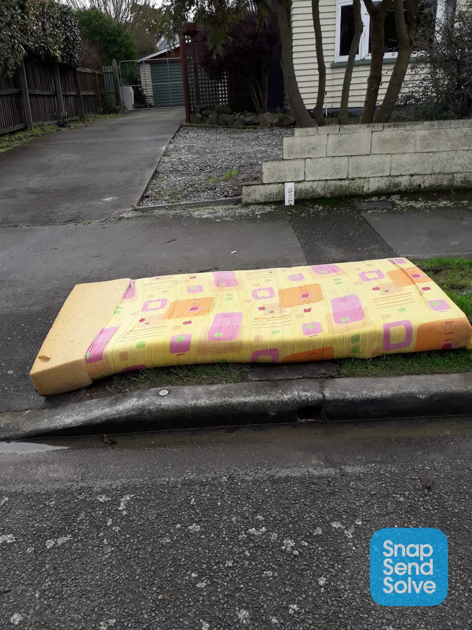 The photograph attached to this dumped rubbish report