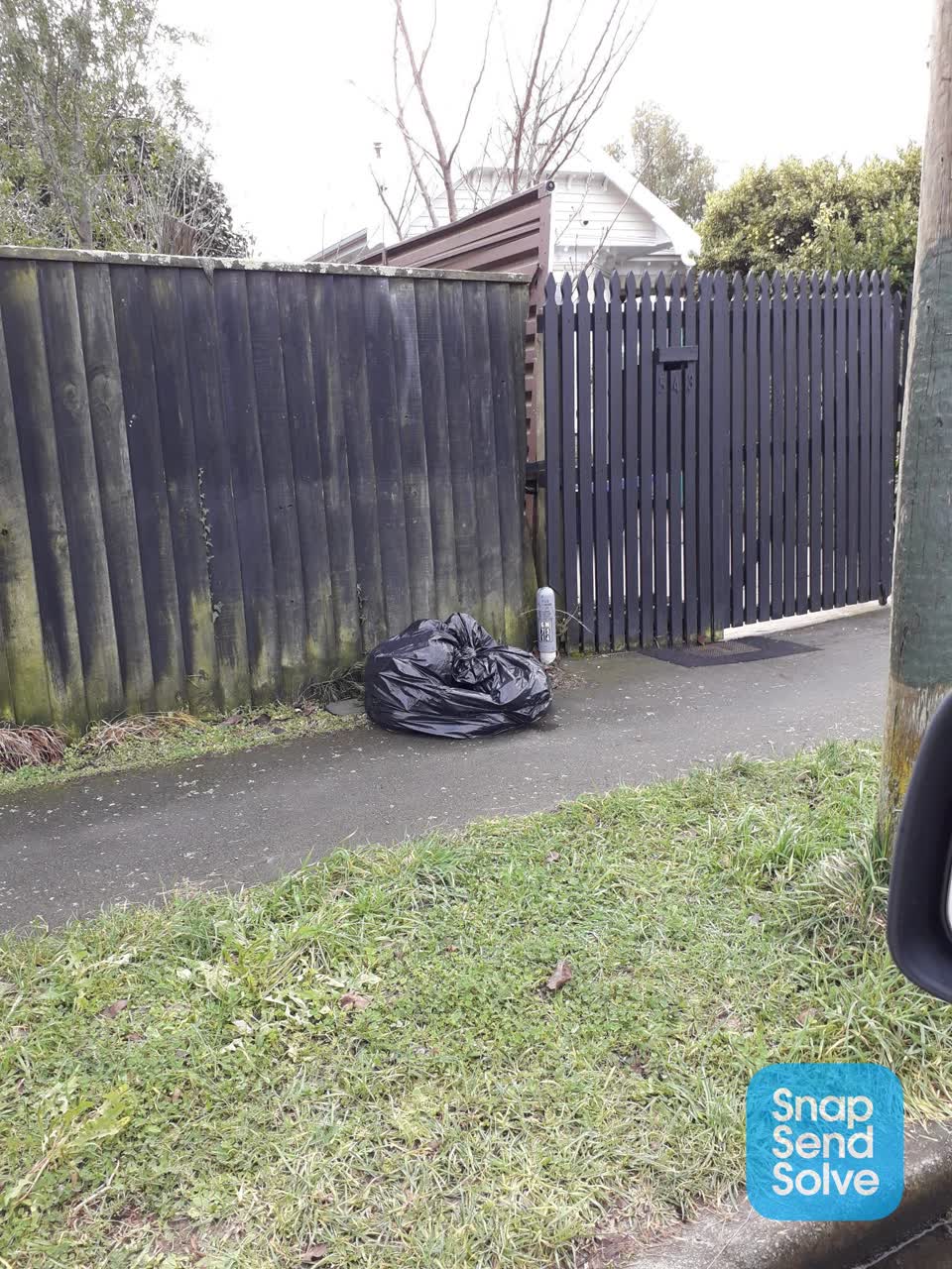 The photograph attached to this dumped rubbish report