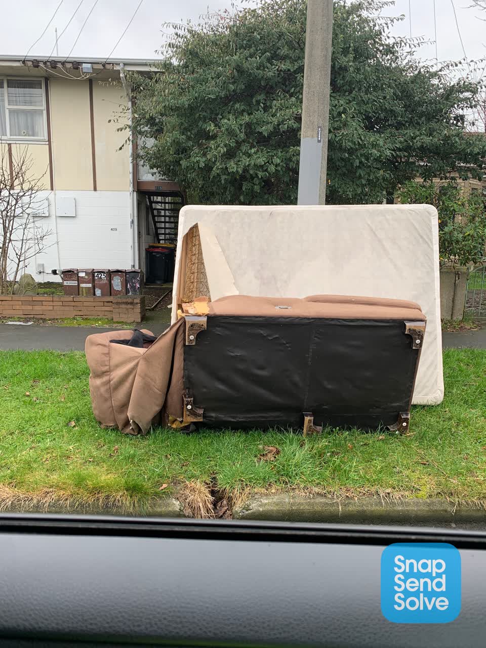 The photograph attached to this dumped rubbish report