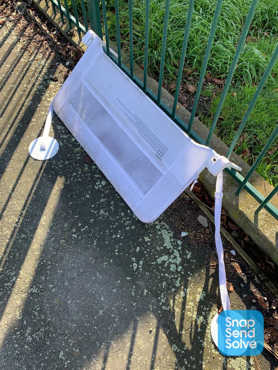 The photograph attached to this dumped rubbish report