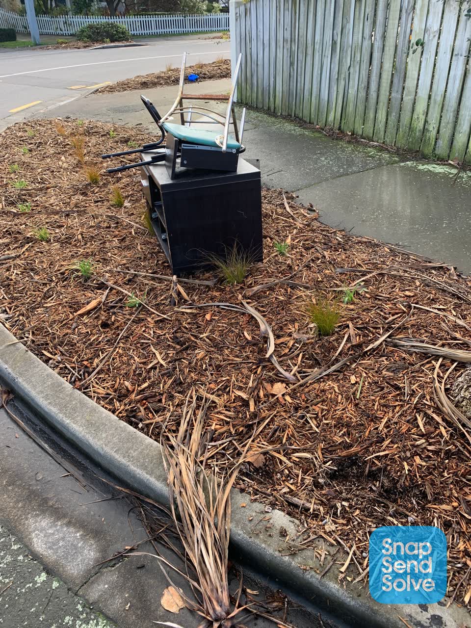 The photograph attached to this dumped rubbish report