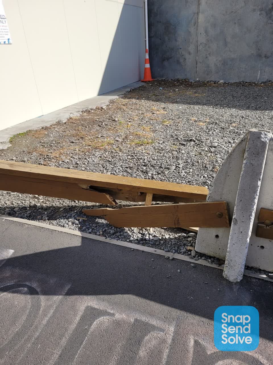 The photograph attached to this vandalism - general report
