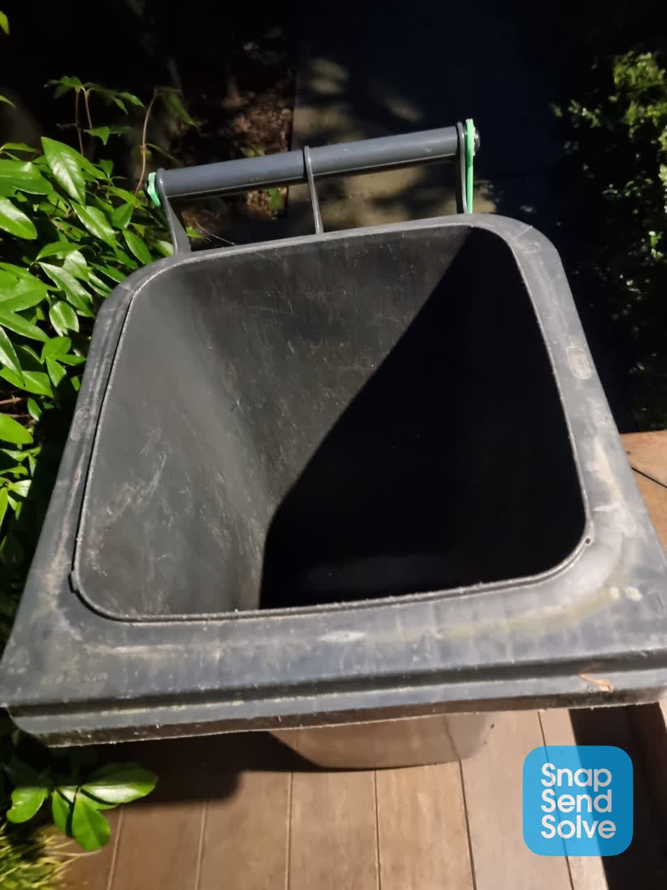 The photograph attached to this rubbish and bins - general report