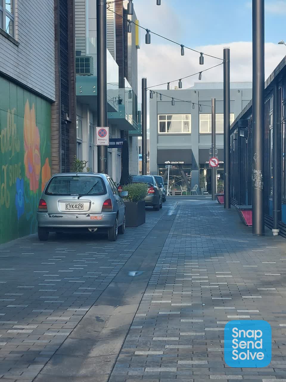 The photograph attached to this hazard, vehicle report