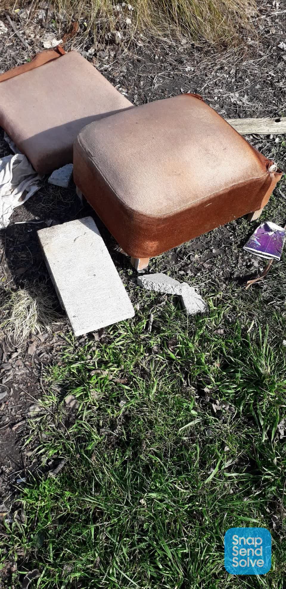 The photograph attached to this dumped rubbish report