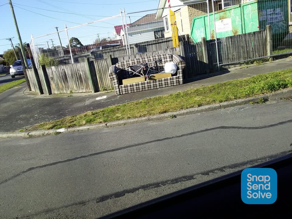 The photograph attached to this dumped rubbish report
