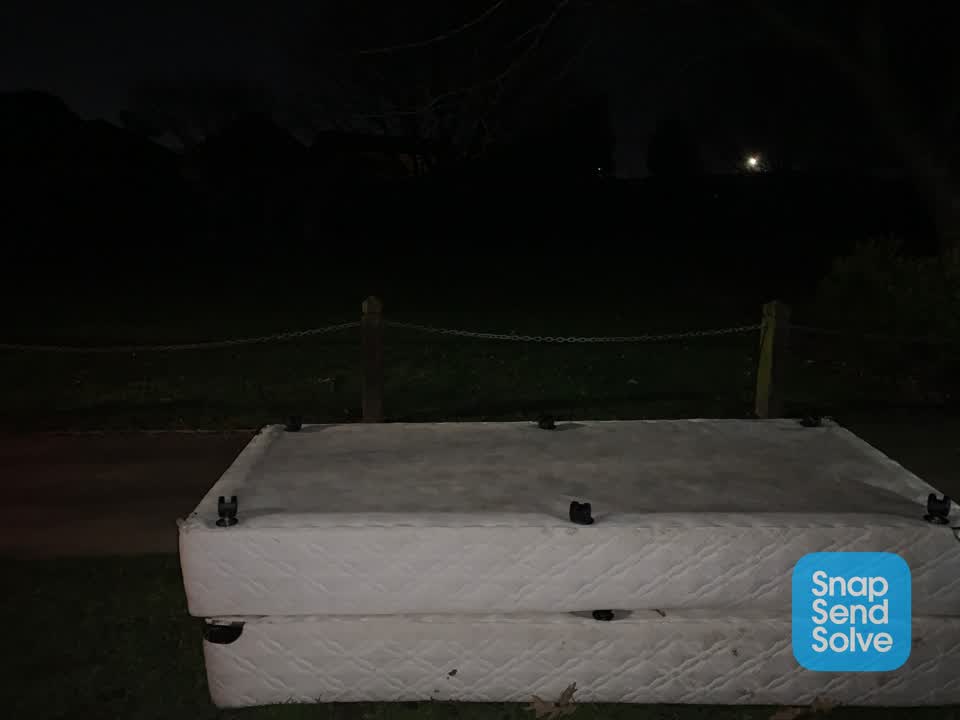 The photograph attached to this dumped rubbish report