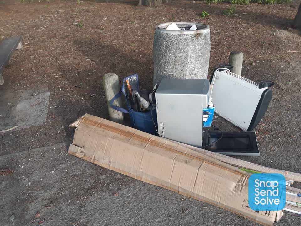 The photograph attached to this rubbish and bins - general report