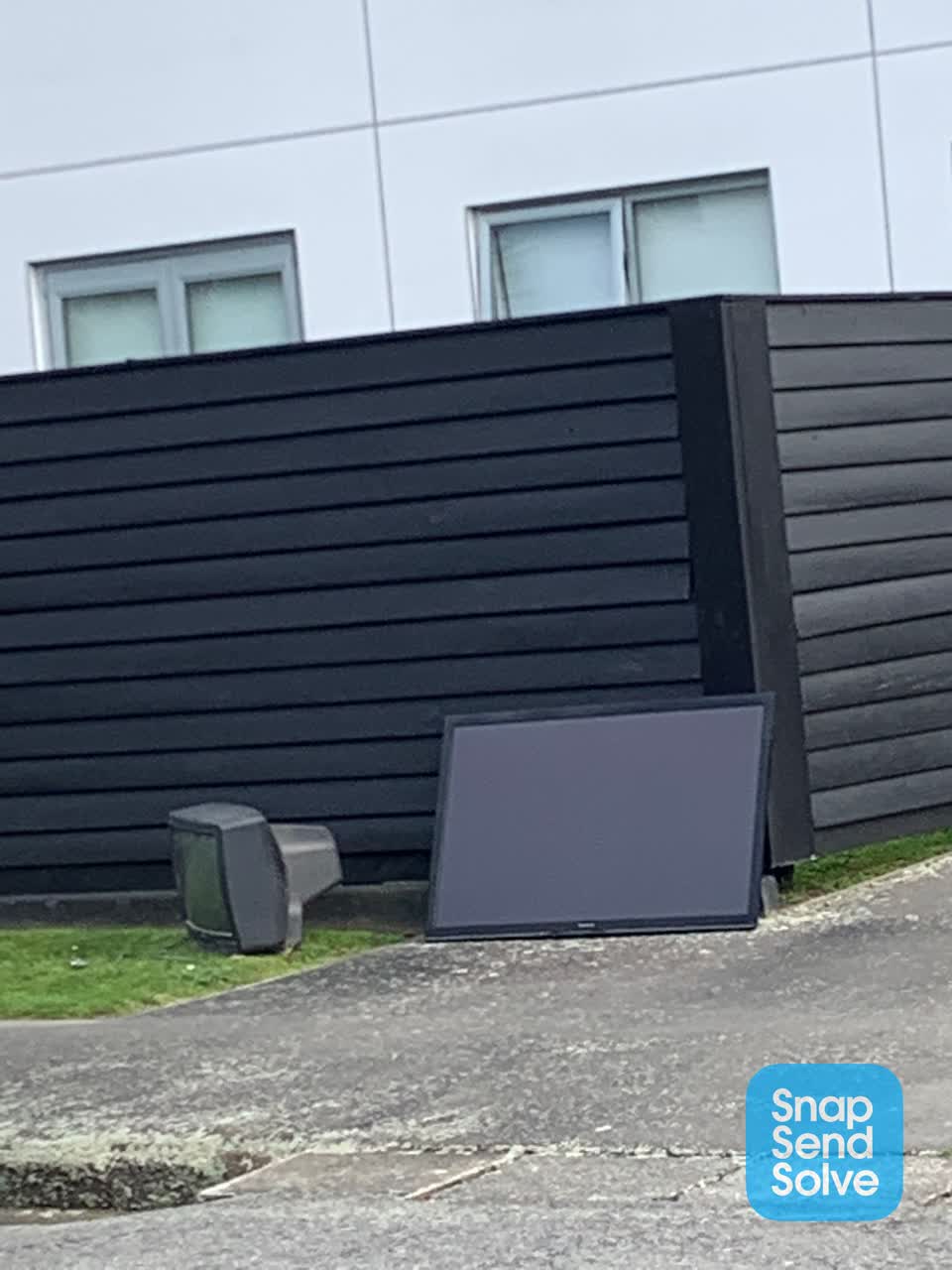 The photograph attached to this rubbish and bins - general report