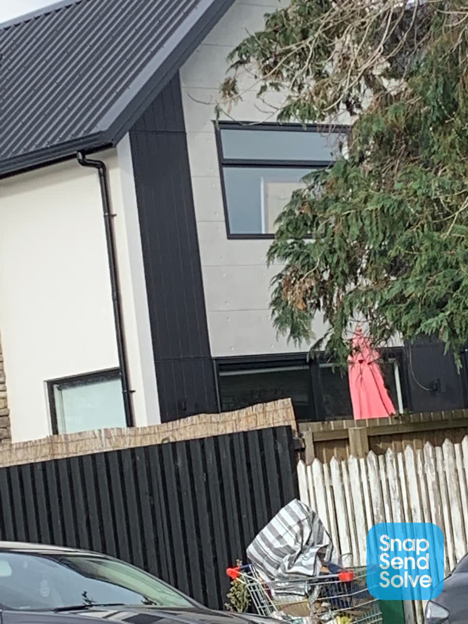 The photograph attached to this dumped rubbish report