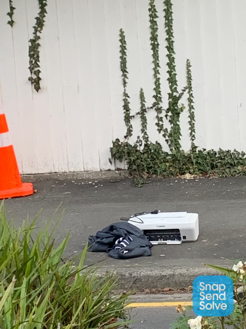 The photograph attached to this dumped rubbish report