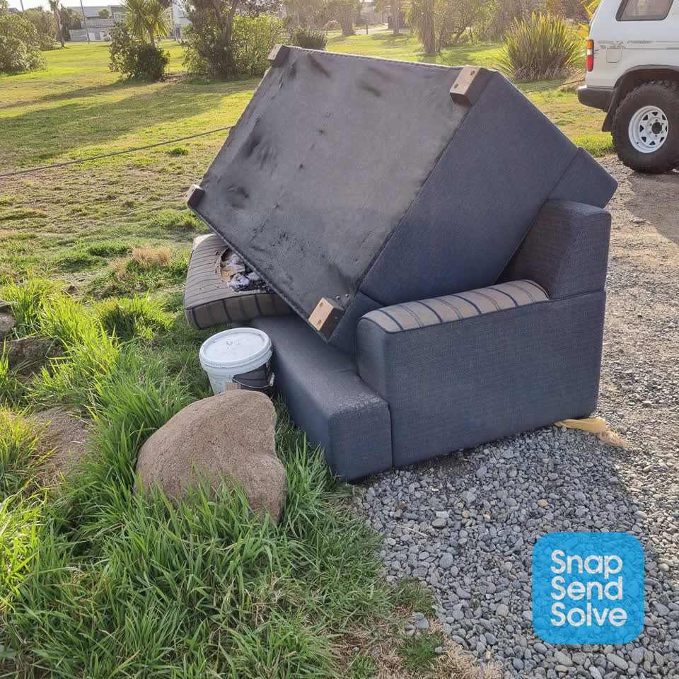 The photograph attached to this dumped rubbish report