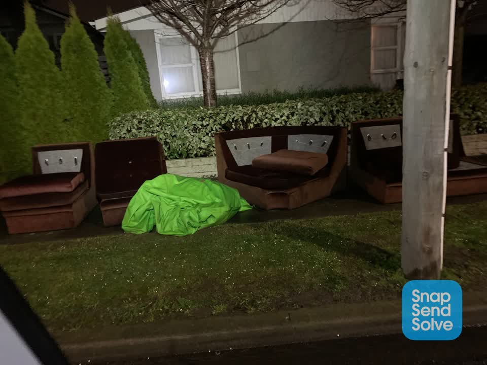 The photograph attached to this dumped rubbish report