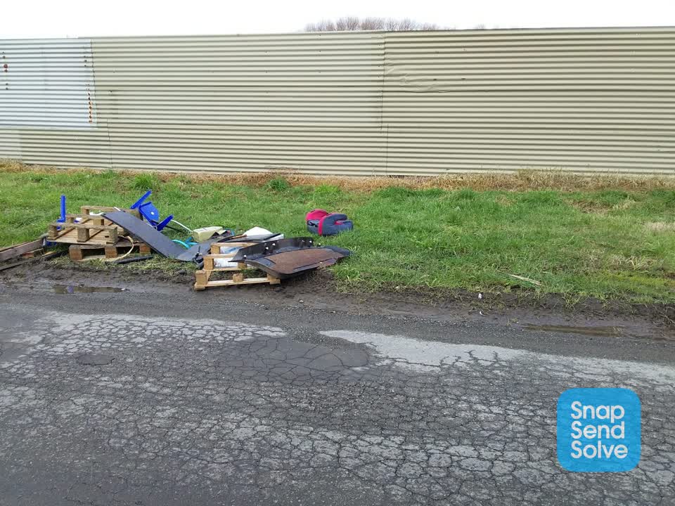 The photograph attached to this dumped rubbish report
