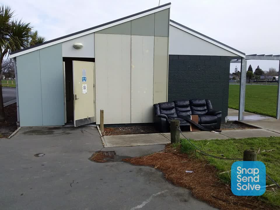 The photograph attached to this dumped rubbish report