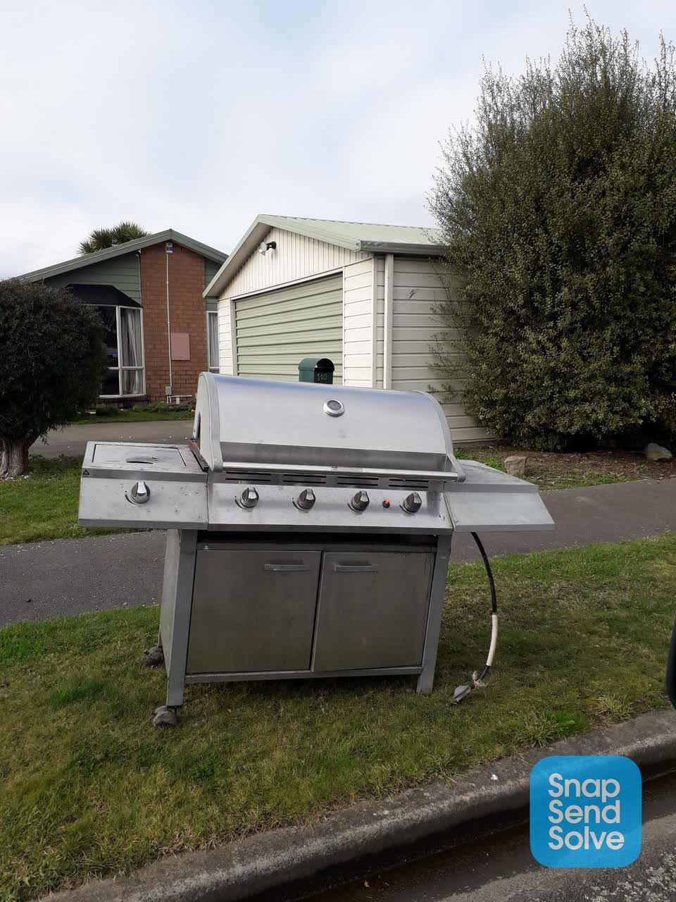 The photograph attached to this dumped rubbish report