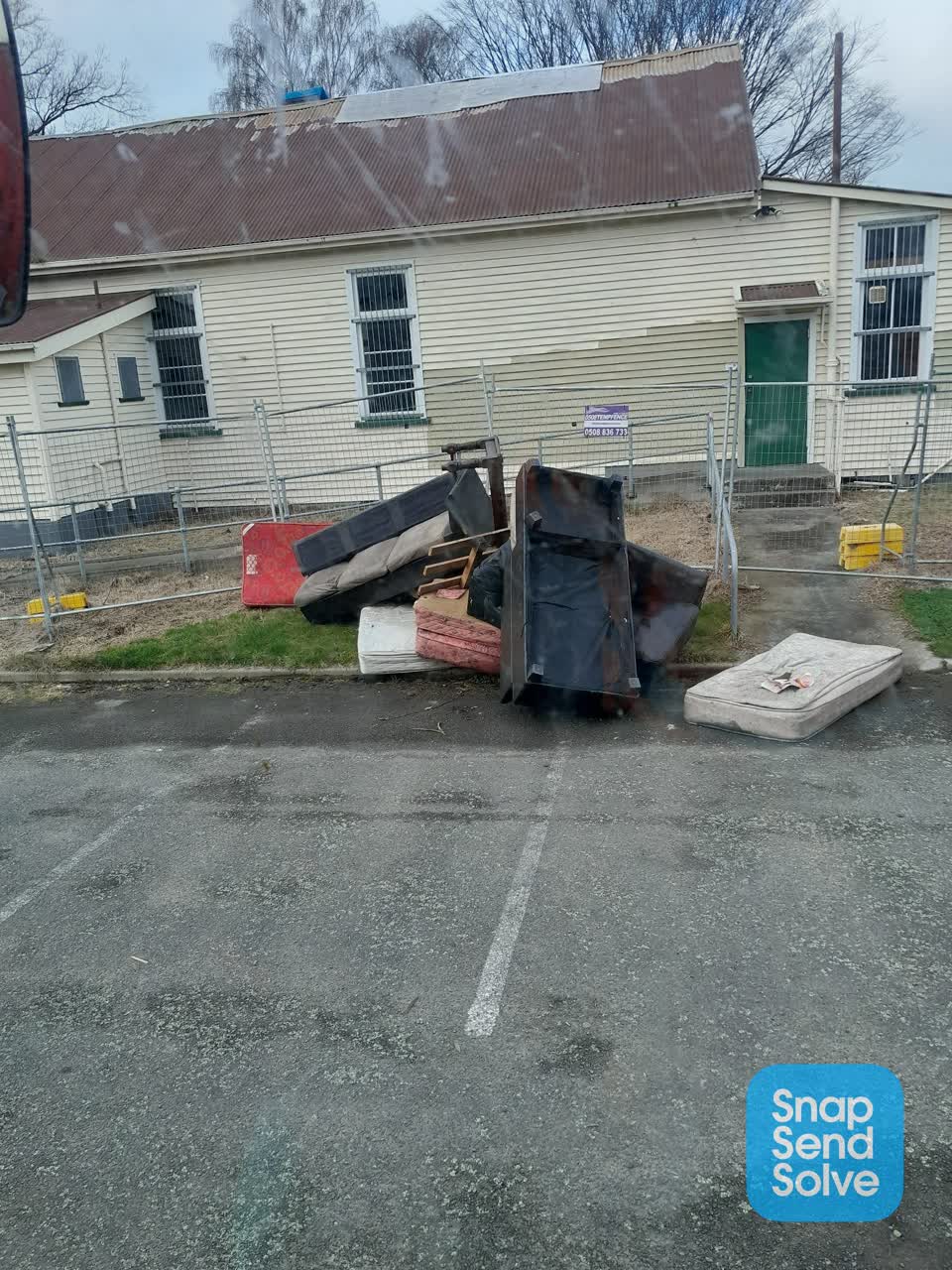 The photograph attached to this dumped rubbish report