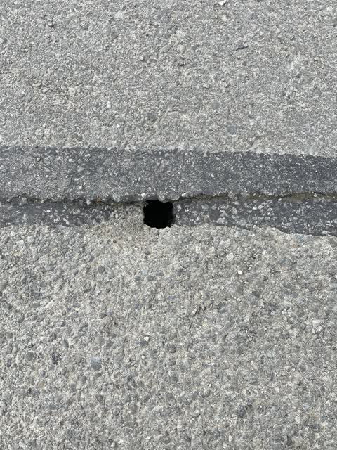 Pothole, a report photo