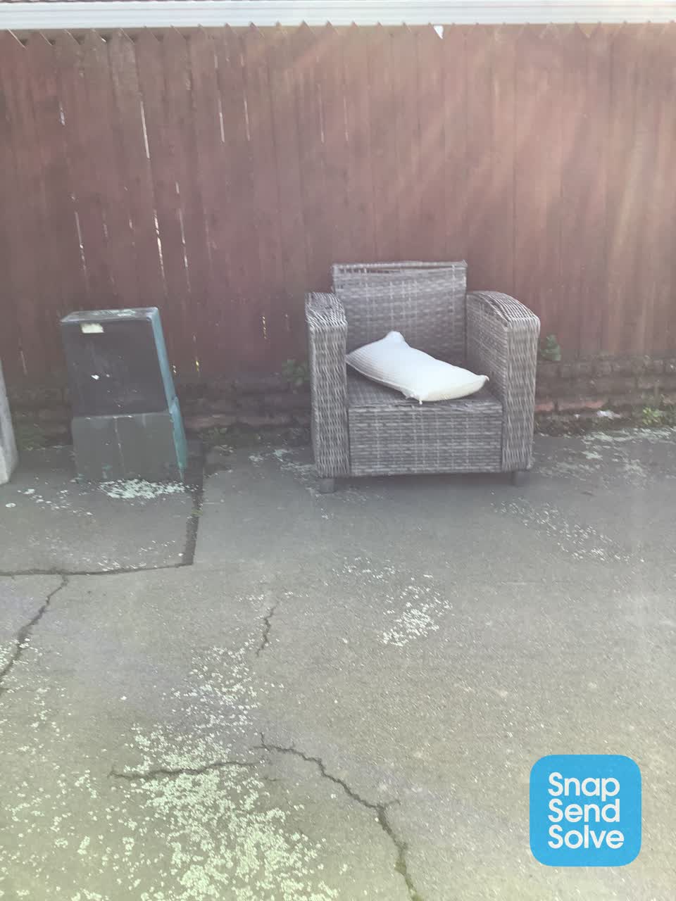 The photograph attached to this dumped rubbish report