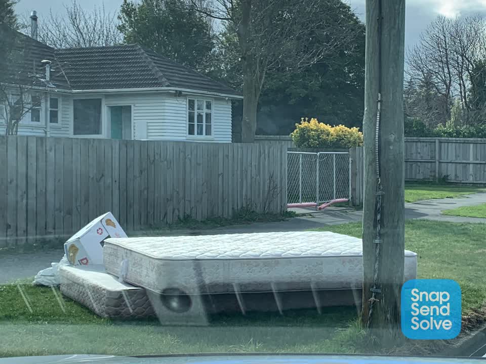 The photograph attached to this dumped rubbish report