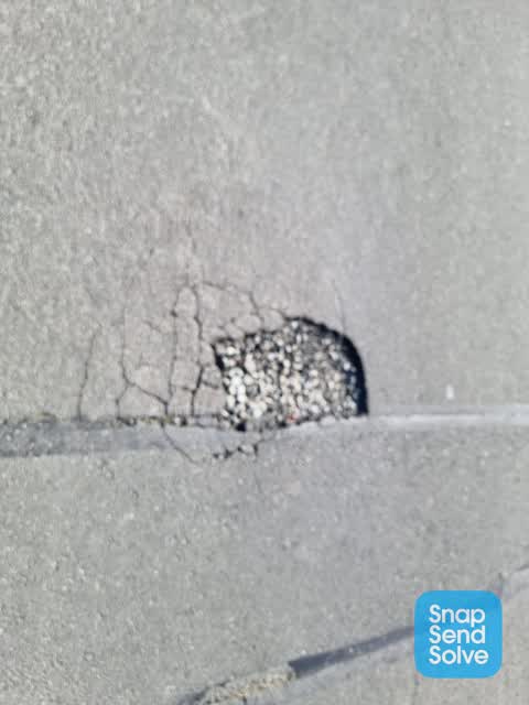 Pothole, a report photo