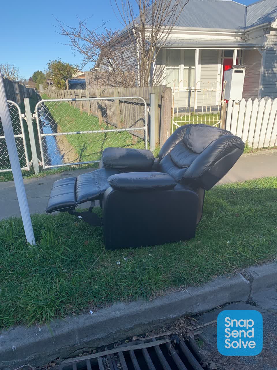 The photograph attached to this dumped rubbish report