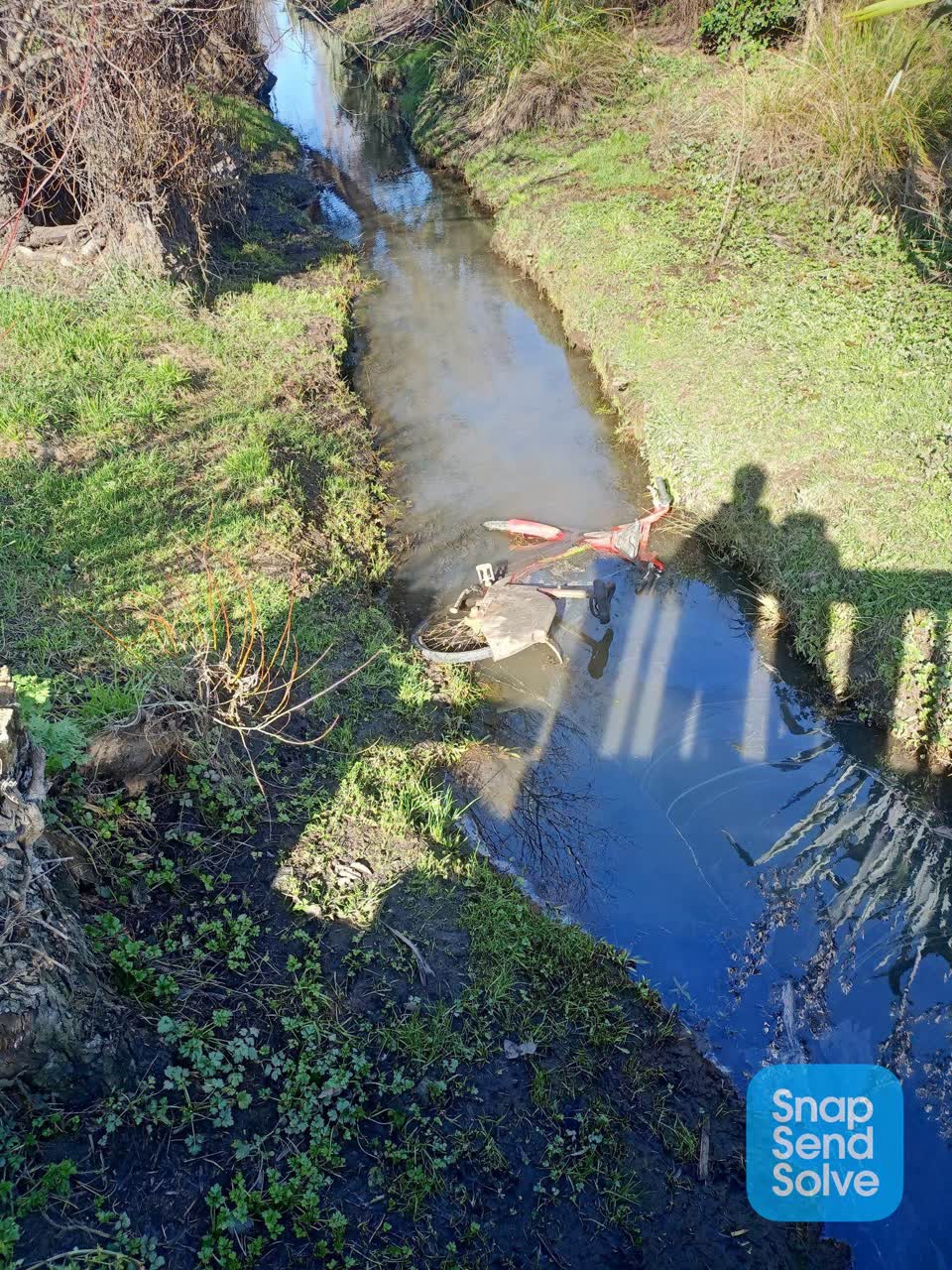 The photograph attached to this dumped rubbish report