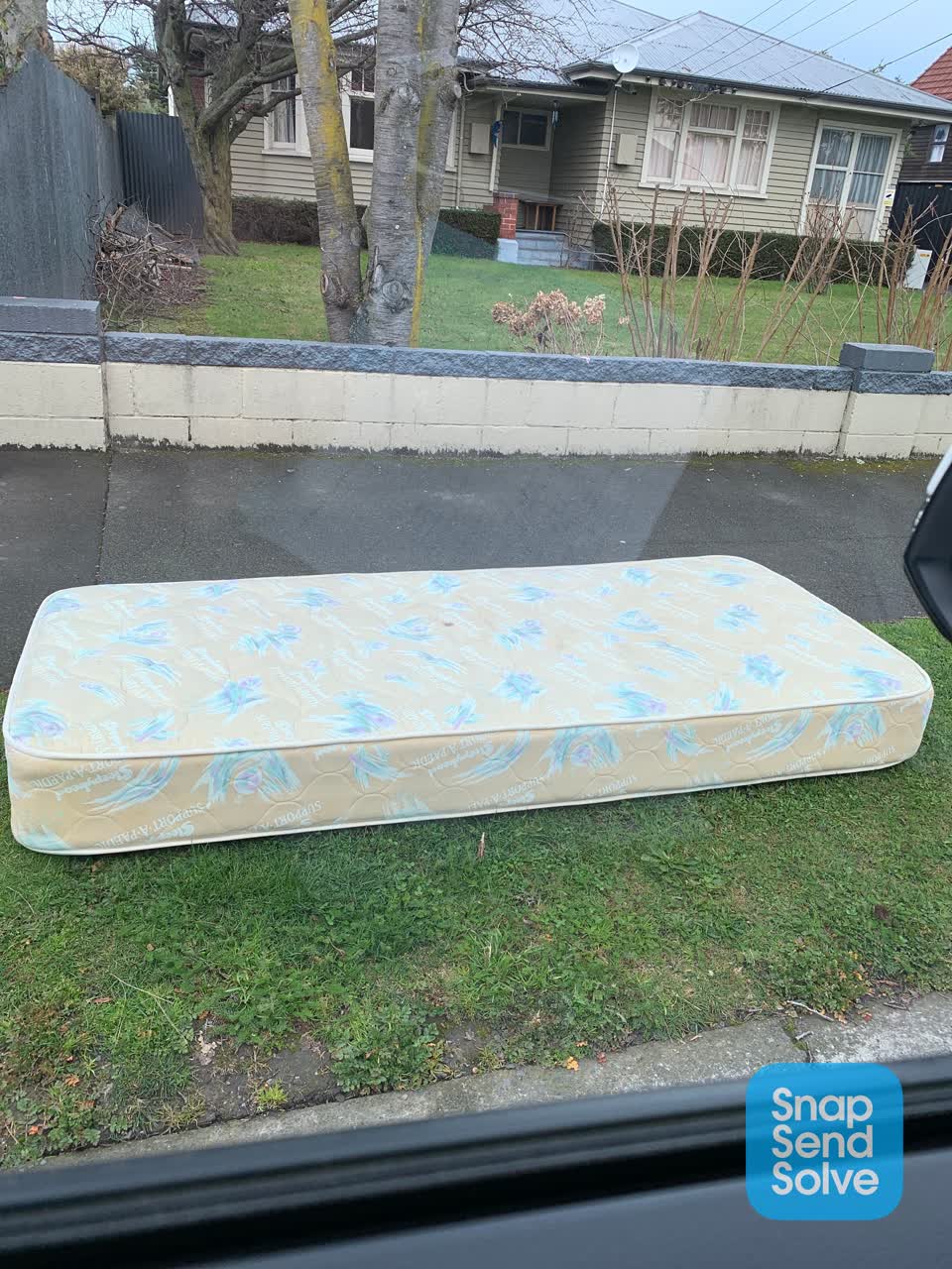 The photograph attached to this dumped rubbish report