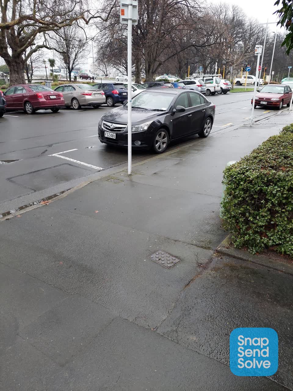 The photograph attached to this hazard, vehicle report
