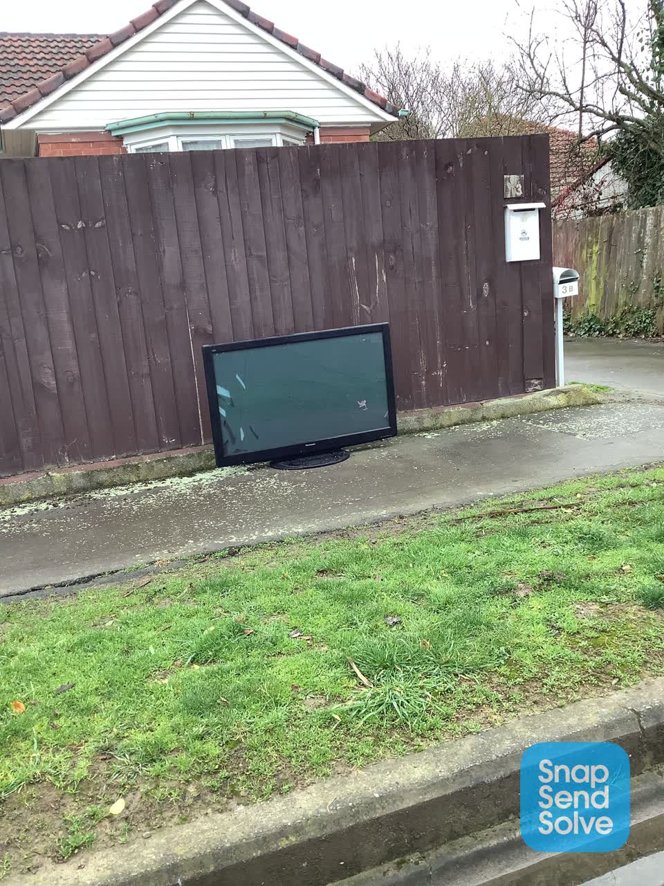 The photograph attached to this dumped rubbish report
