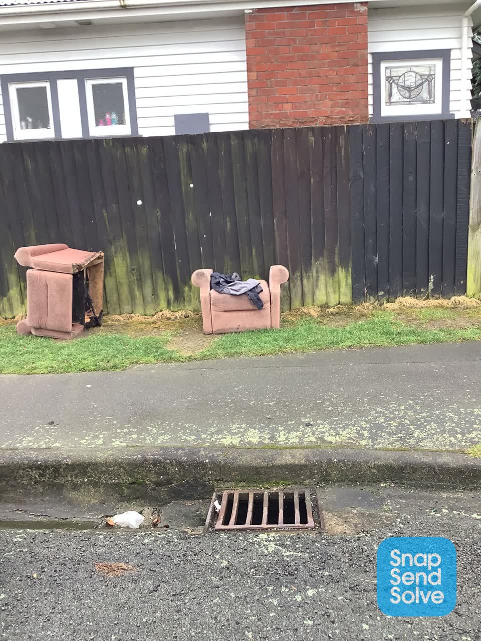 The photograph attached to this dumped rubbish report