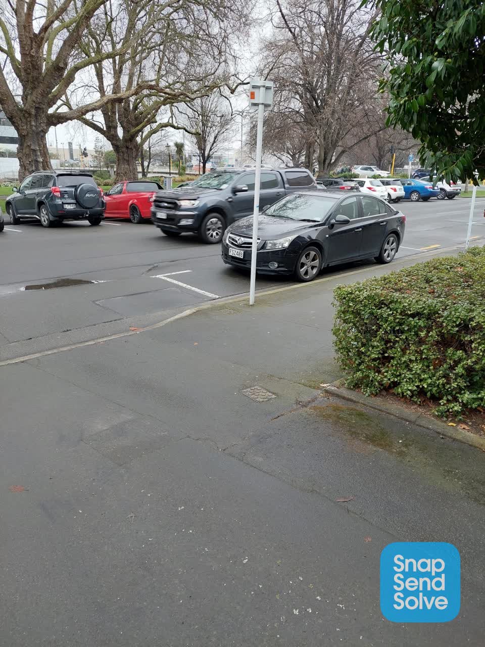The photograph attached to this hazard, vehicle report