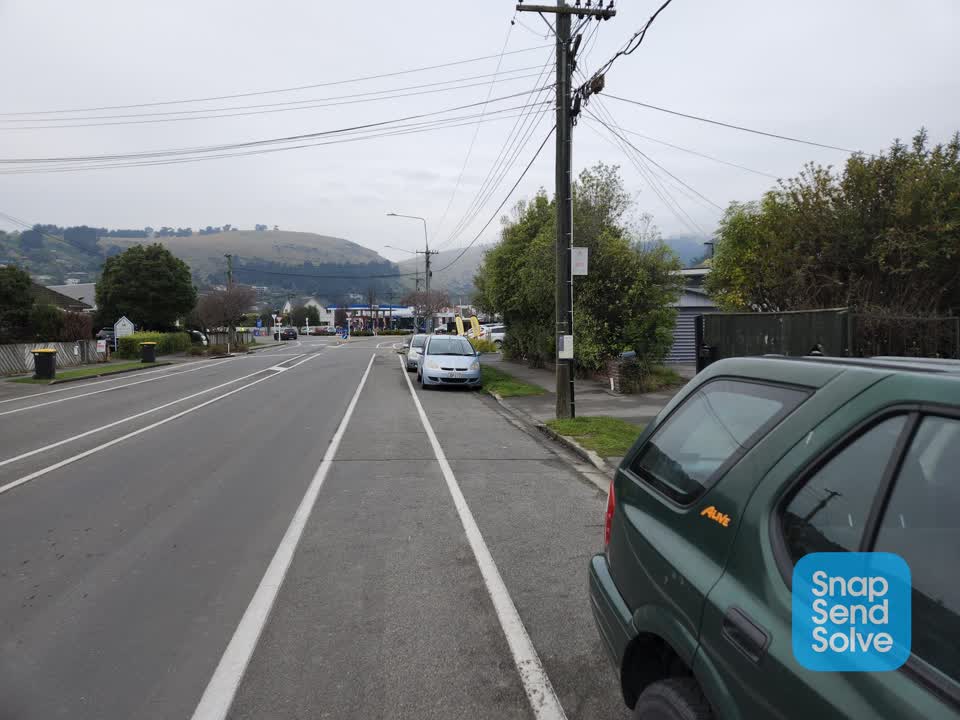 The photograph attached to this hazard, vehicle report