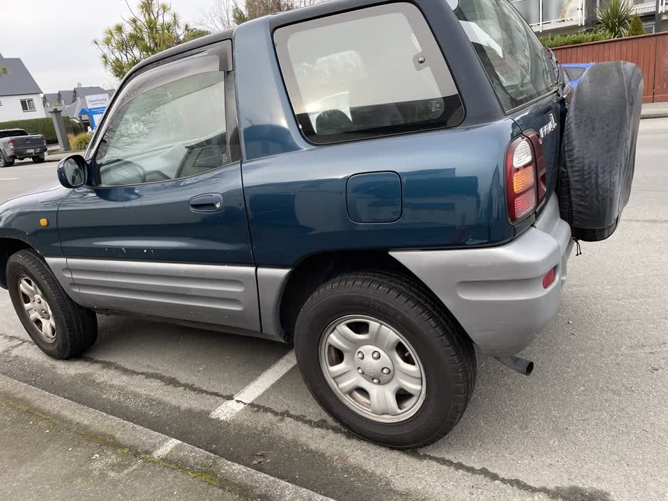 The photograph attached to this hazard, vehicle report