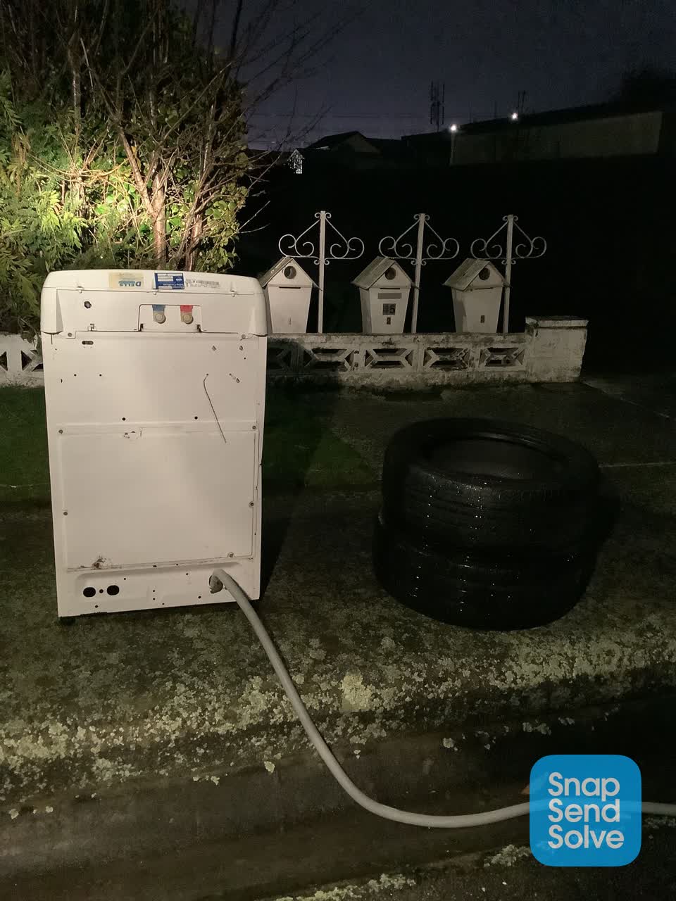 The photograph attached to this dumped rubbish report