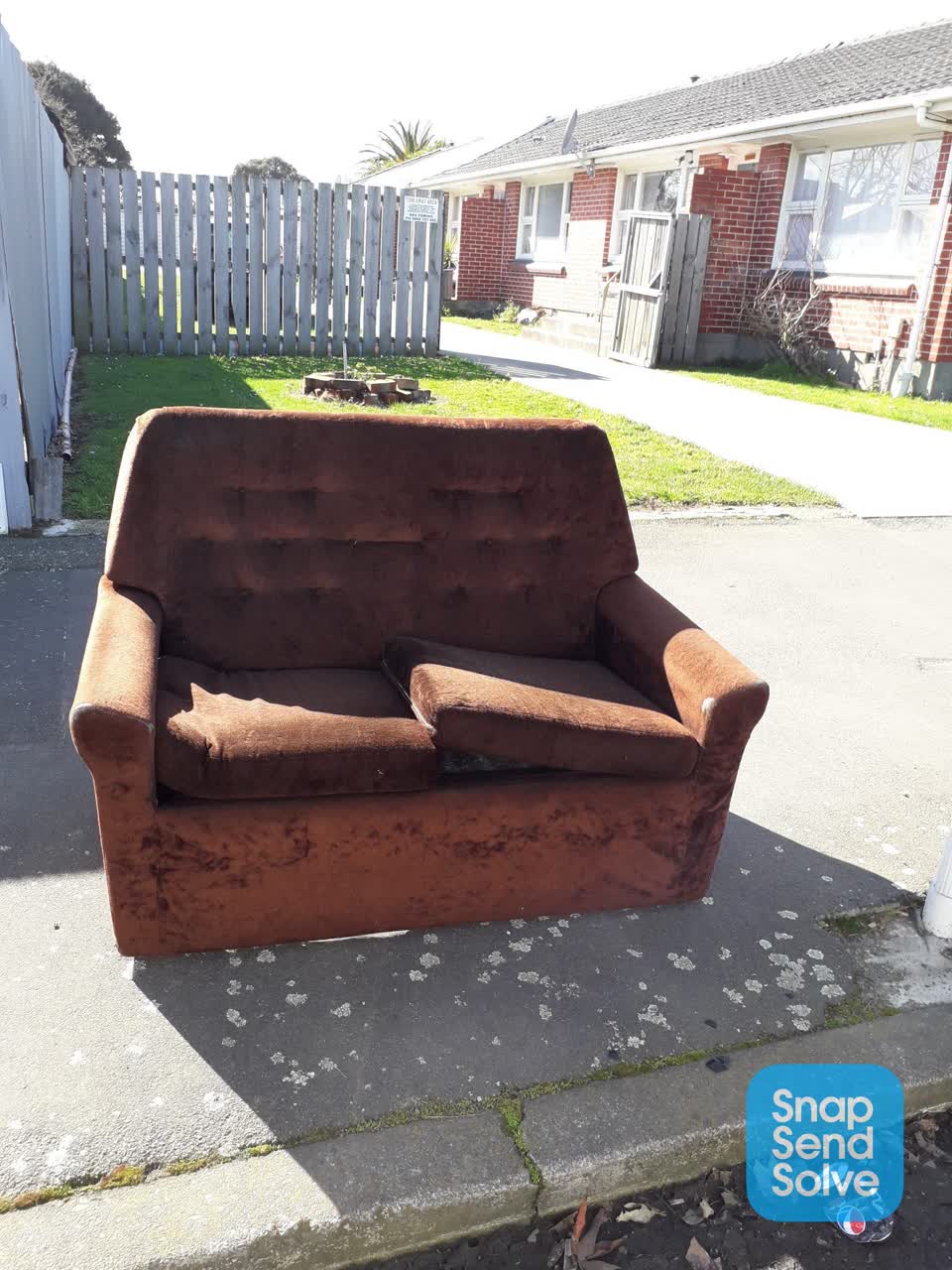 The photograph attached to this dumped rubbish report