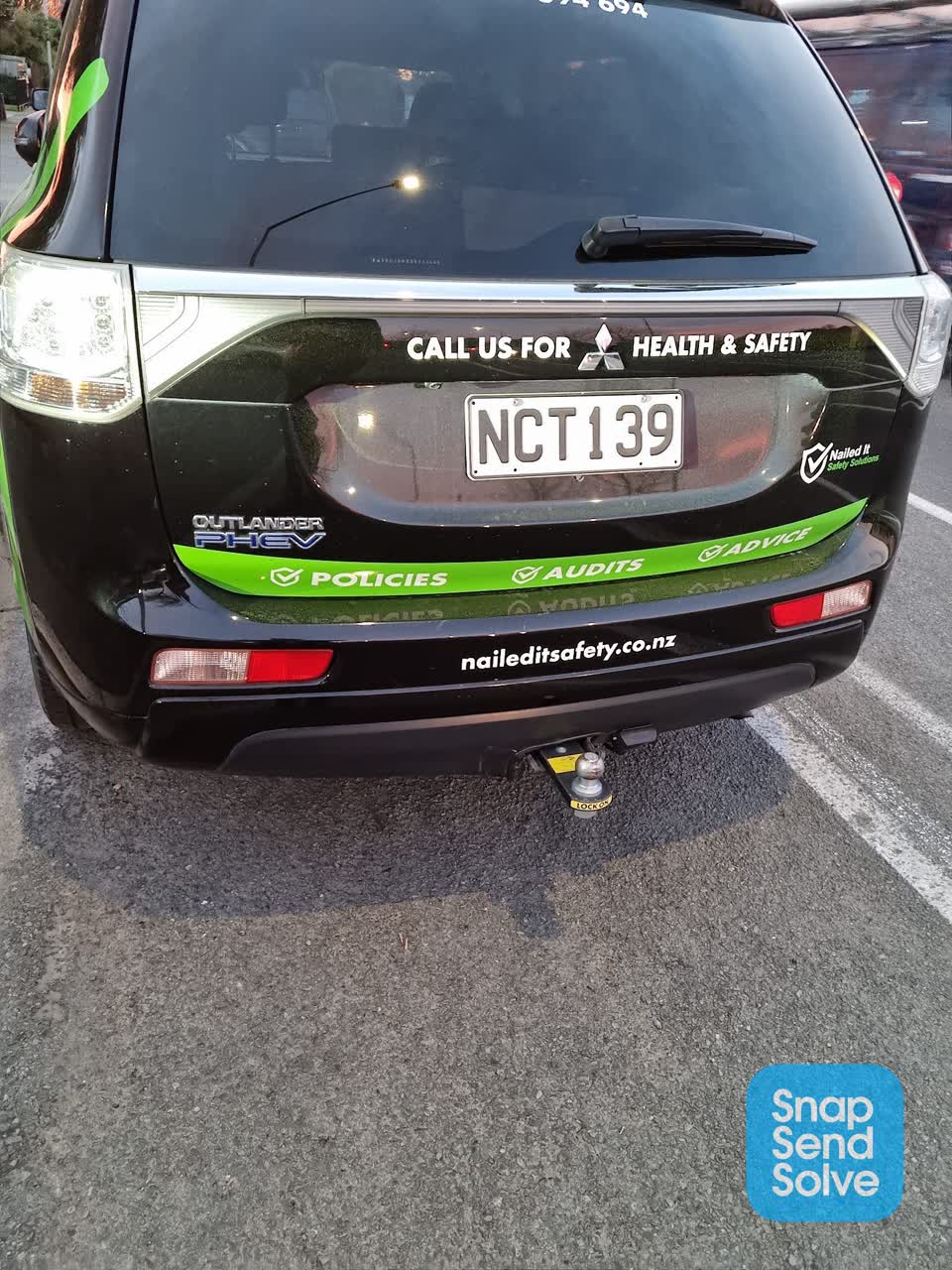 The photograph attached to this hazard, vehicle report