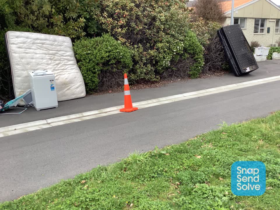 The photograph attached to this dumped rubbish report