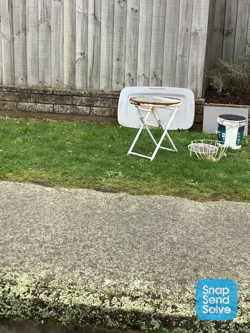 The photograph attached to this dumped rubbish report