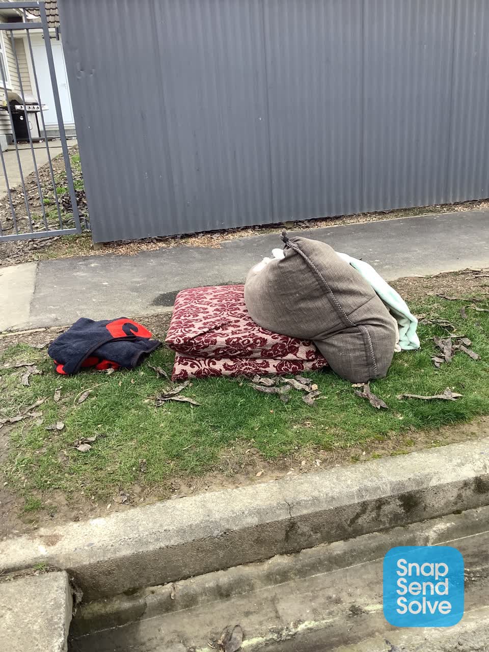 The photograph attached to this dumped rubbish report