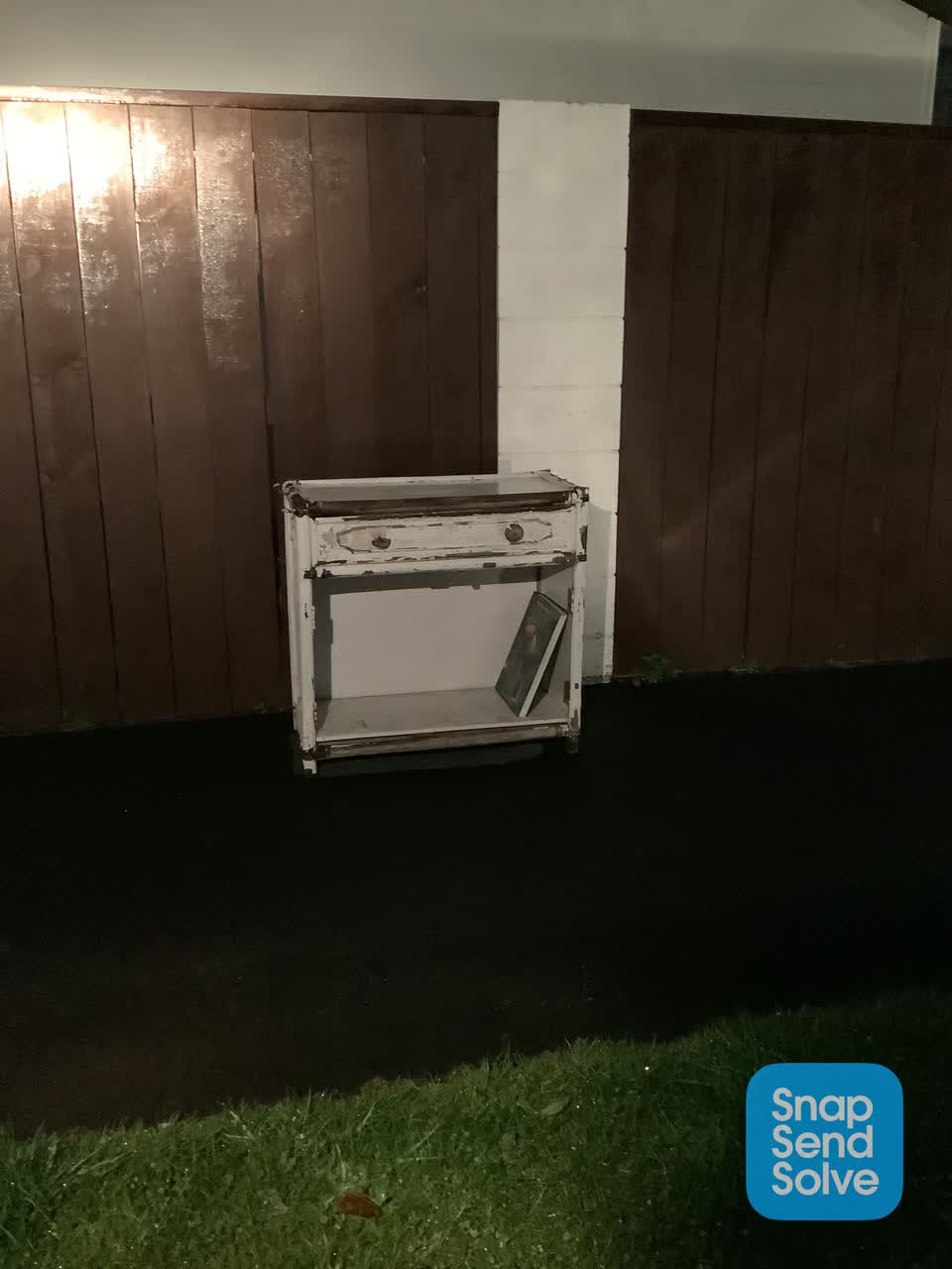 The photograph attached to this dumped rubbish report