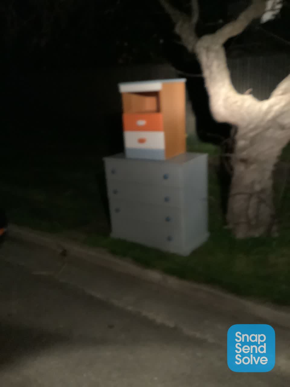 The photograph attached to this dumped rubbish report