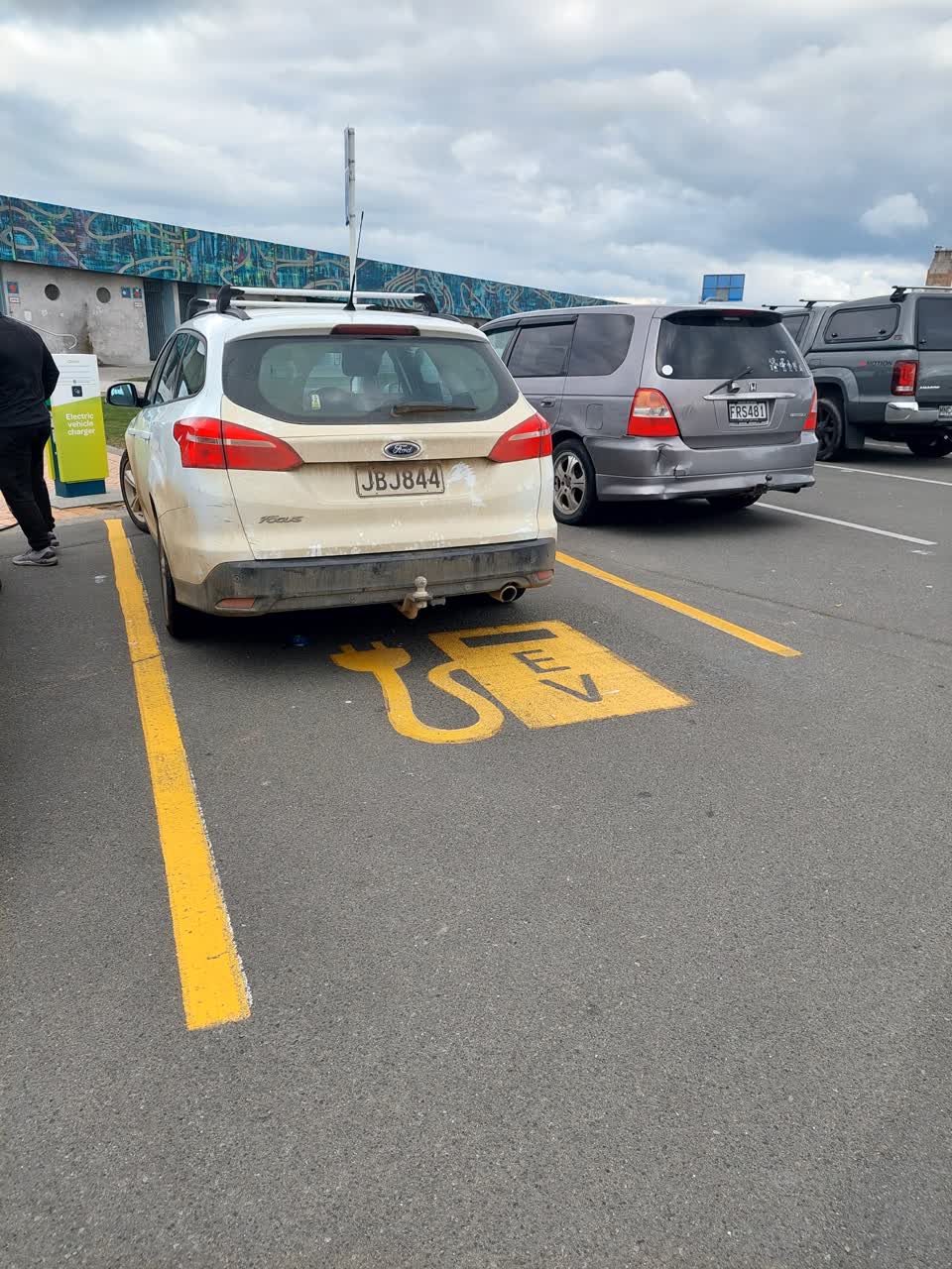 The photograph attached to this hazard, vehicle report