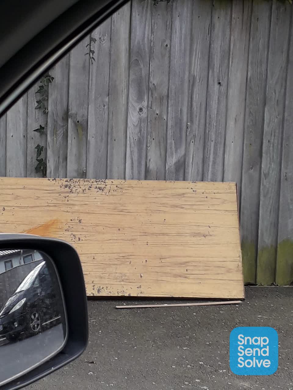 The photograph attached to this dumped rubbish report