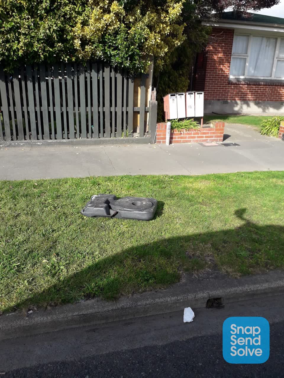 The photograph attached to this dumped rubbish report