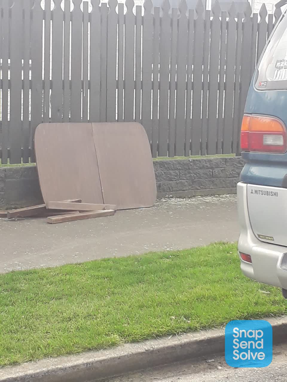 The photograph attached to this dumped rubbish report