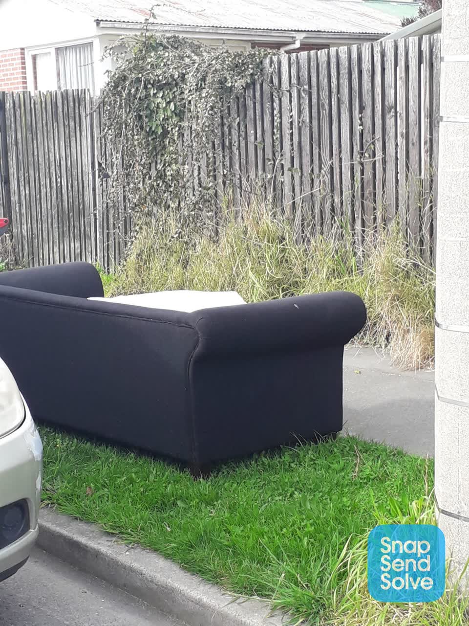 The photograph attached to this dumped rubbish report