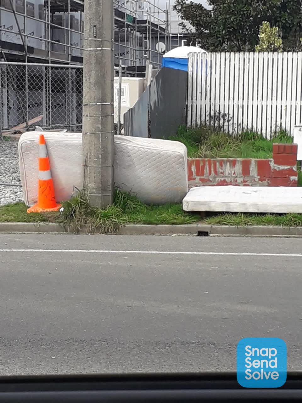 The photograph attached to this dumped rubbish report